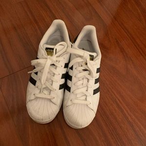 Women’s Adidas Superstar sneakers Size 6